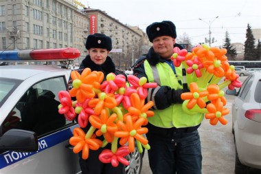 Сотрудники Госавтоинспекции Новосибирска поздравили  женщин с Международным женским днем